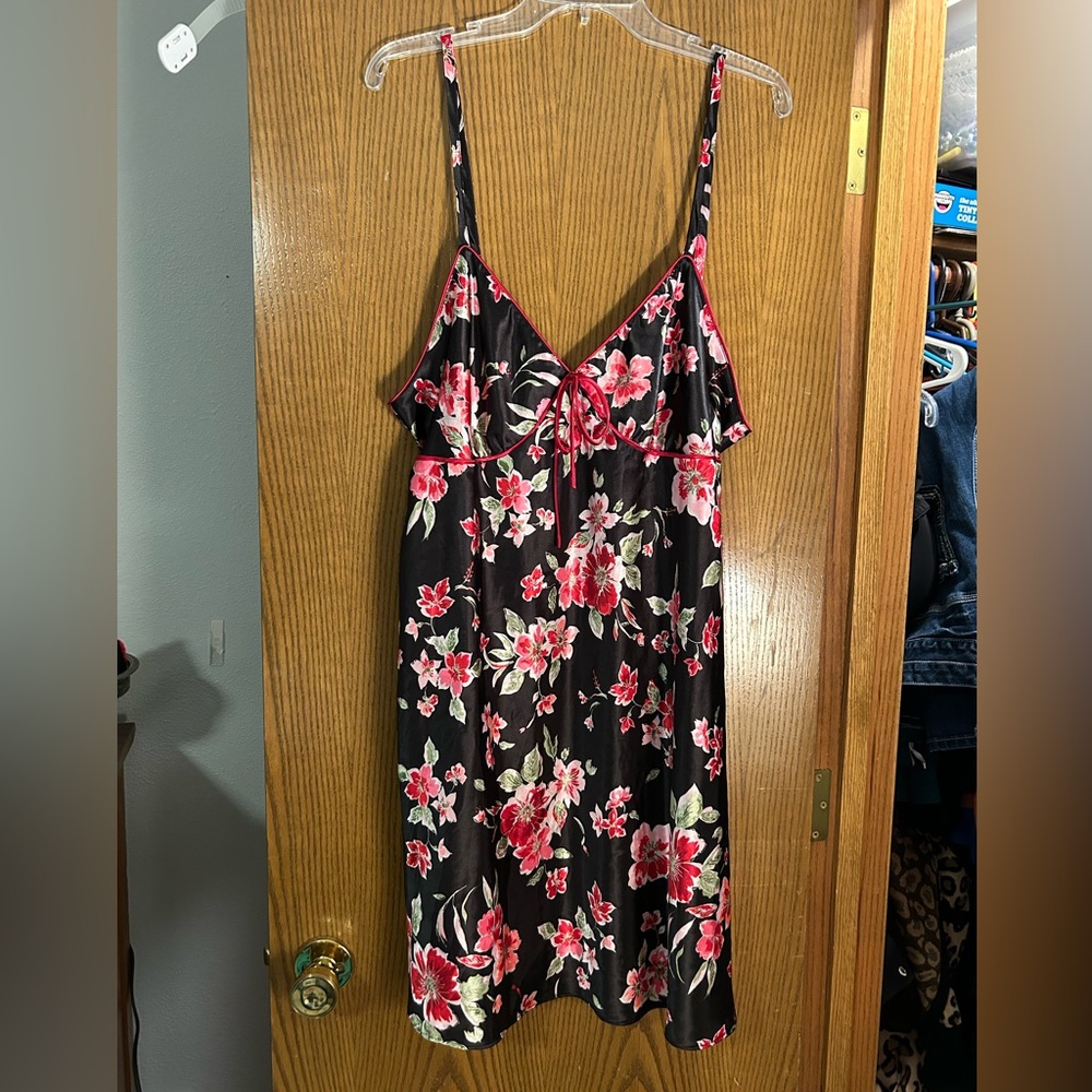 Floral Black and Red Women's Nightgown